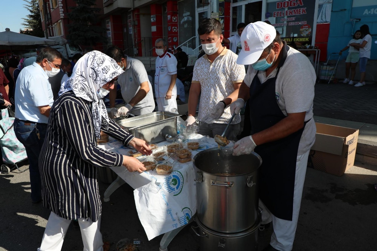 Odunpazarı Belediyesi\'nden mahallelerde aşure ikramı