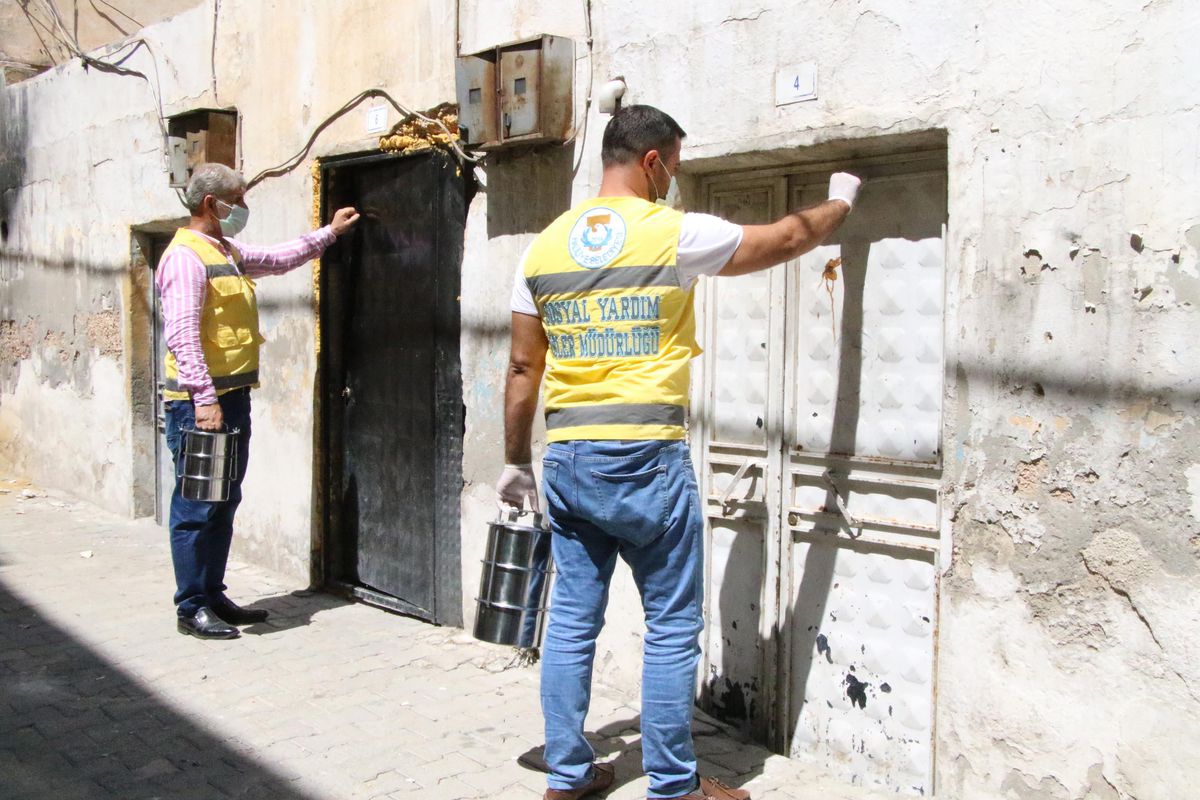 Şanlıurfa\'da evlere aşure dağıtıldı