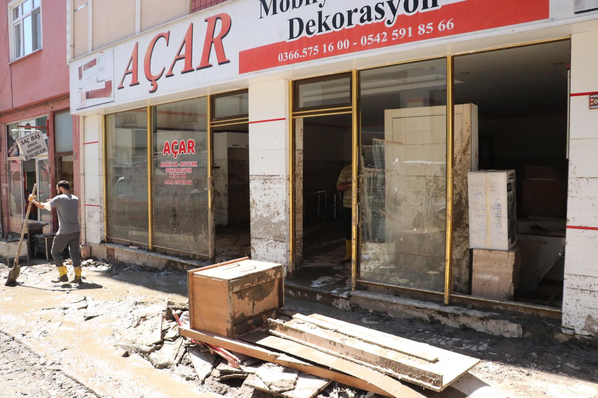 Sel felaketinde iki iş yeri hasar gören esnaf canını zor kurtardı