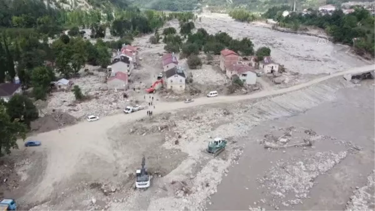 Sel nedeniyle 40 evin yıkıldığı Babaçay köyünde hasar gören 19 ev tahliye ediliyor