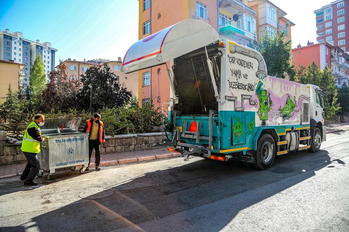 Talas\'ta çöp konteynerleri hem yıkanıyor hem parfümleniyor