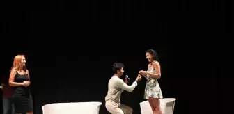 Tiyatro oyununun ortasında sevgilisine evlenme teklif etti