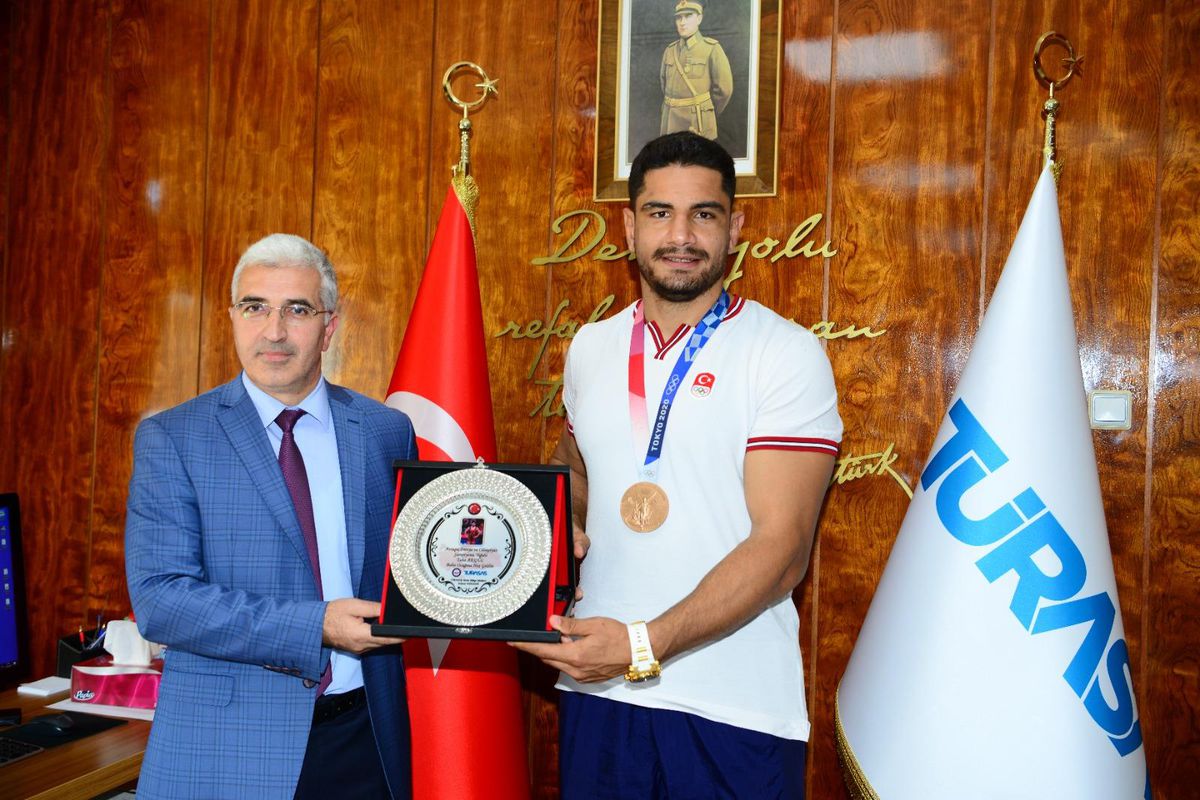 Son Dakika | Tokyo 2020\'de bronz madalya kazanan Taha Akgül, TÜRASAŞ\'ı ziyaret etti