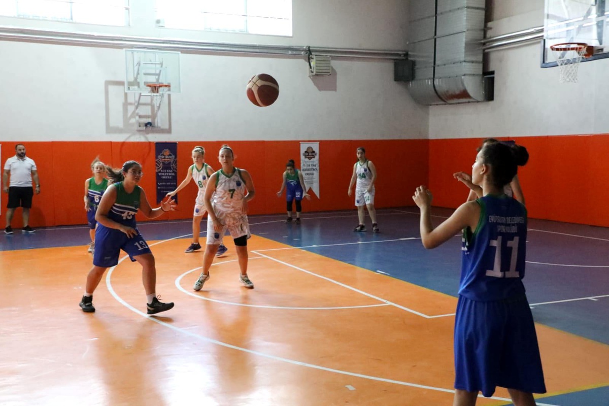 Yaz Spor Okulları\'nda basketbol turnuvası heyecanı yaşandı