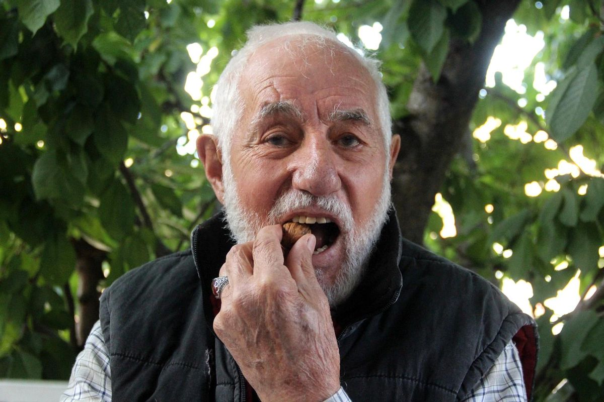 92 yıllık sağlam dişler görenleri özendiriyor