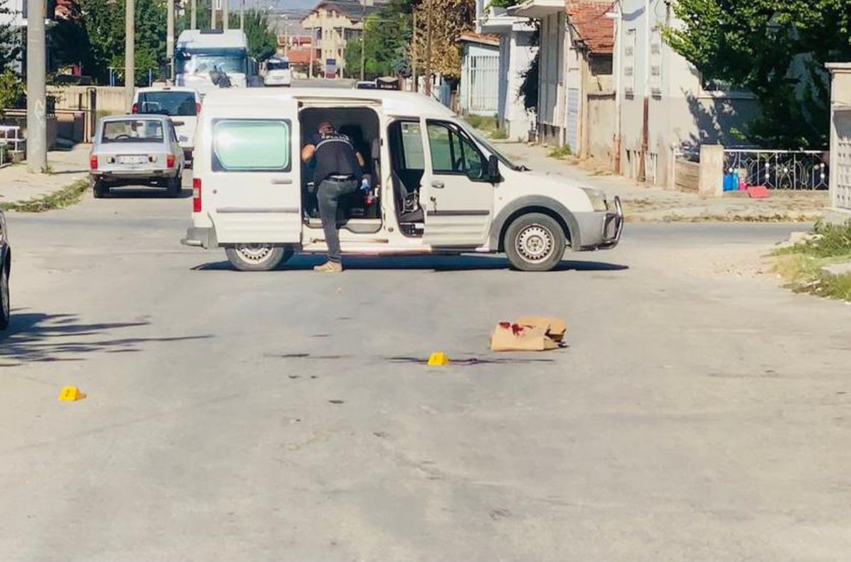 Afyonkarahisar\'da husumetlisini minibüs durağında pompalı tüfekle yaralayan kişi, yakalandı