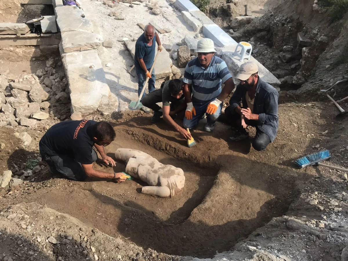 Aizanoi Antik Kenti kazısında "Hygieia heykeli" bulundu