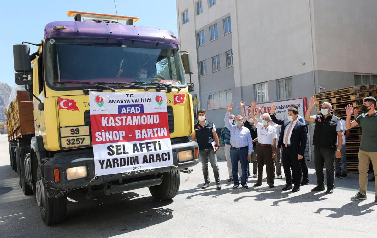 Amasya\'dan selin etkilediği Sinop\'a 1 tır içme suyu gönderildi