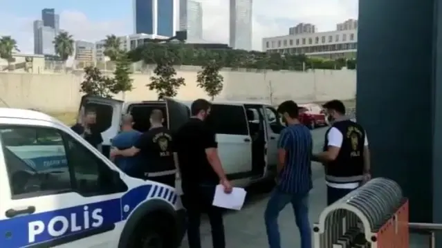 Ataşehir'de polisleri gören şüpheli, uyuşturucu dolu poşeti pencereden attı