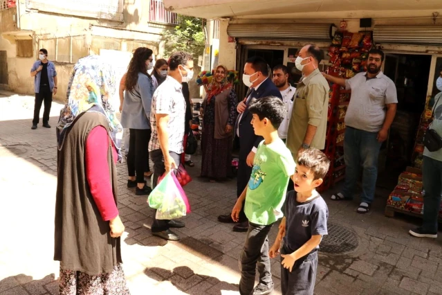 Bağlar'da kaderlerine terk edilen iki aile ve beş çocuğa Başkan Beyoğlu yardım eli uzattı