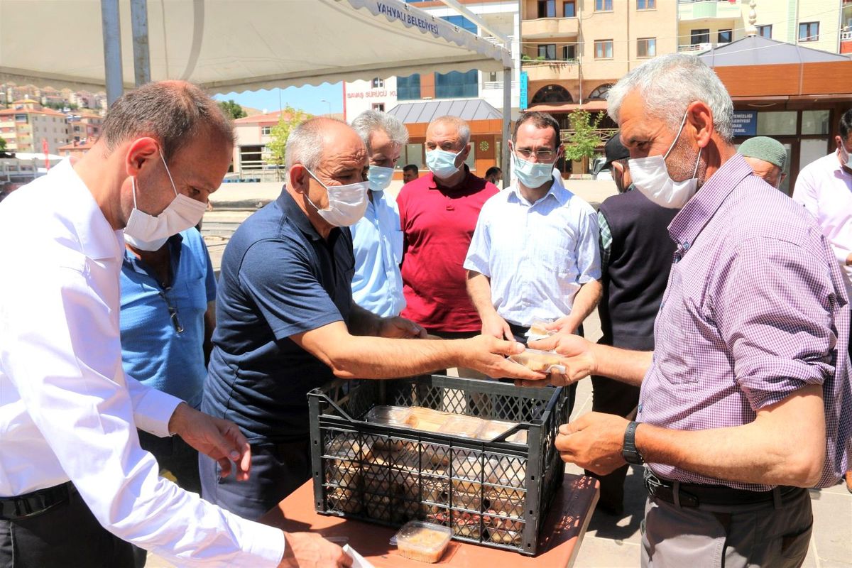 Başkan Öztürk aşure ikram etti