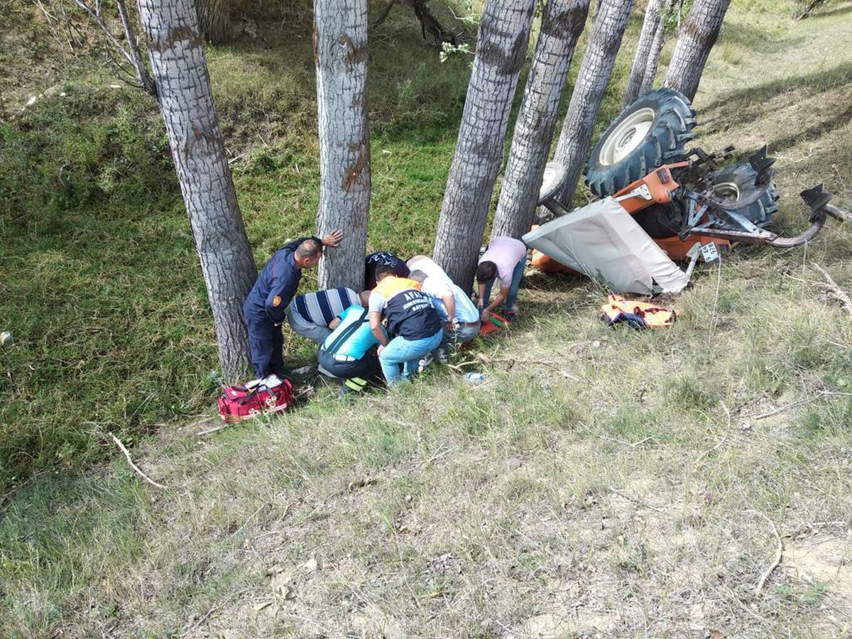 Bayburt\'ta devrilen traktörün altında kalan sürücü yaralandı