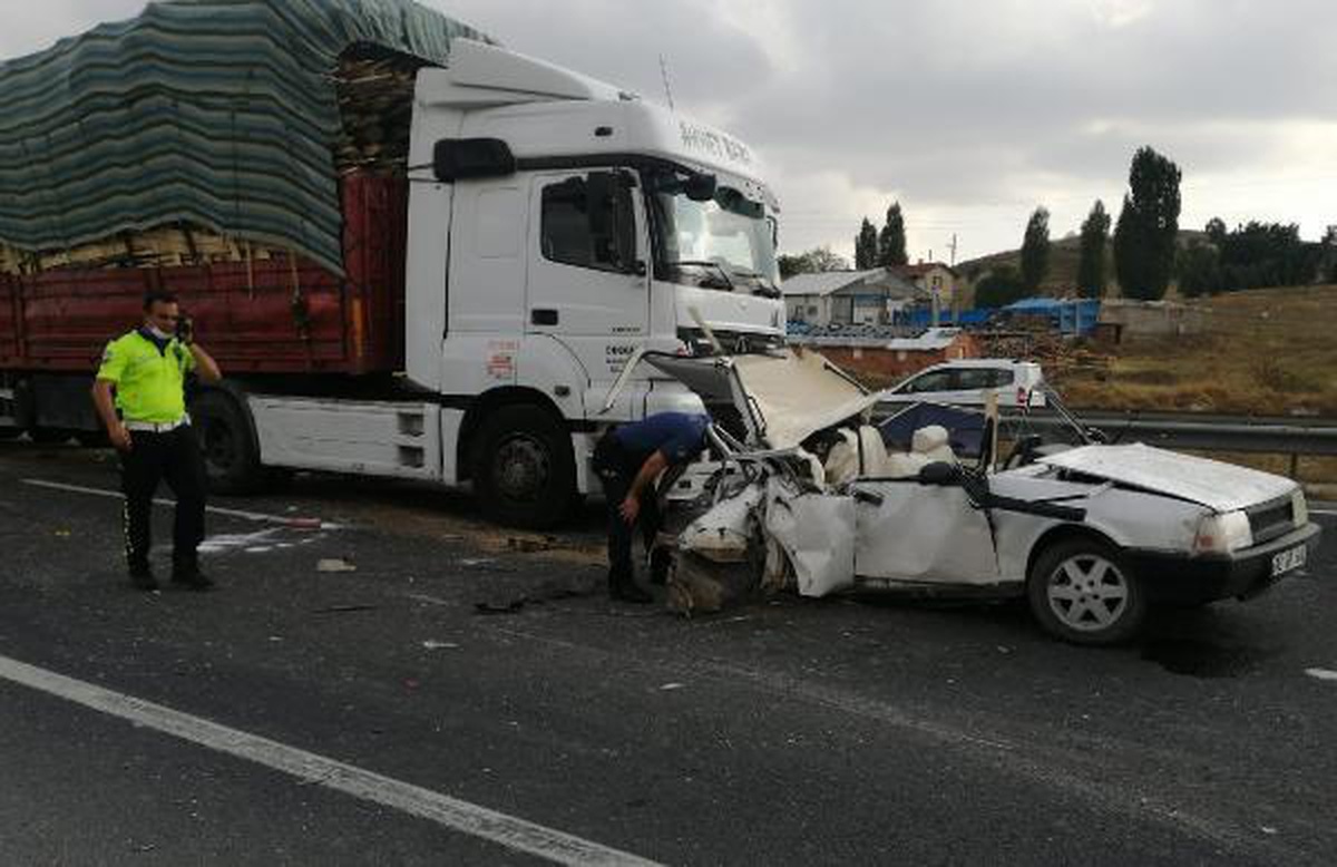 Bozüyük\'te TIR, otomobile çarptı: 1 ölü, 2 yaralı