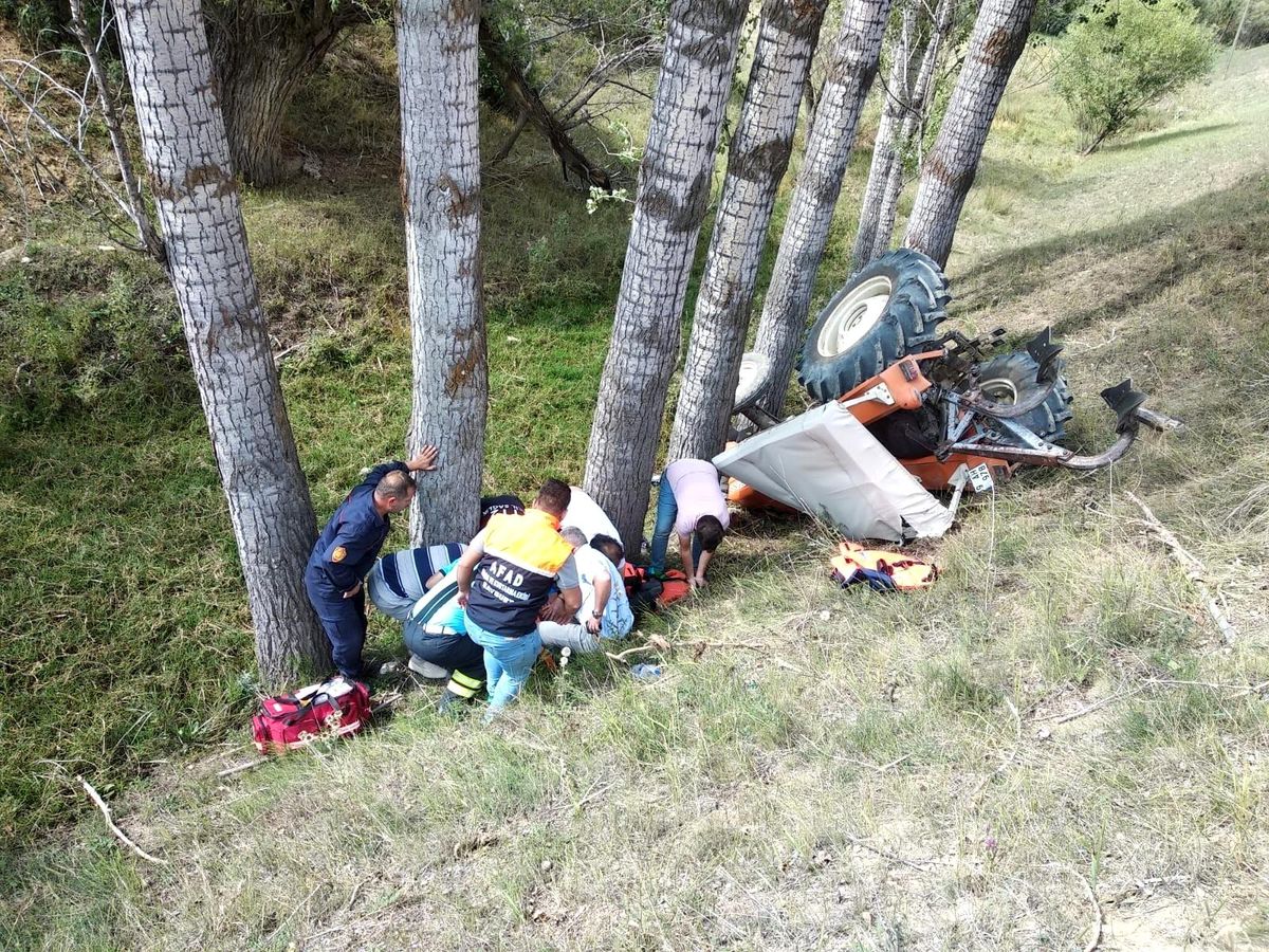 Devrilen traktörün altında sıkışan sürücü AFAD tarafından kurtarıldı