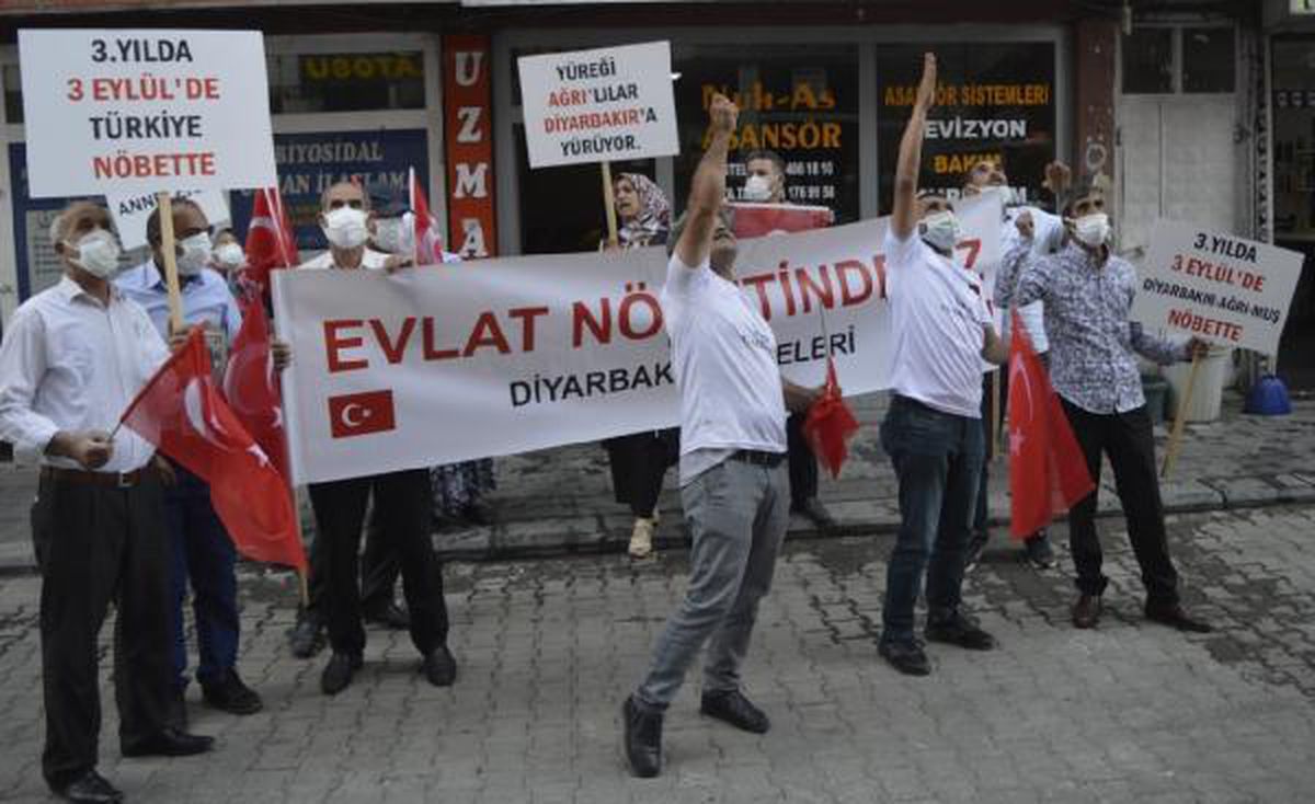 Diyarbakır\'da evlat nöbeti tutan ailelerden Ağrı\'da basın açıklaması