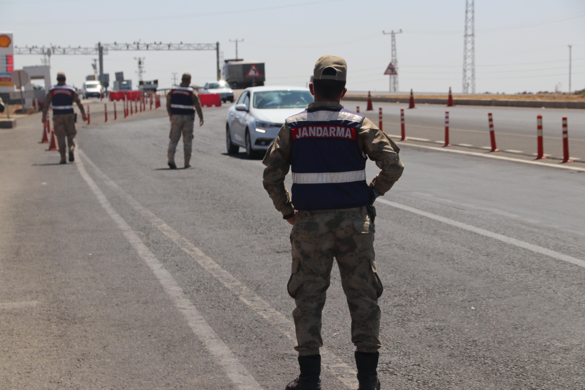 Diyarbakır\'da yolcular şehrin çıkış noktalarında ikna edilip aşılanıyor