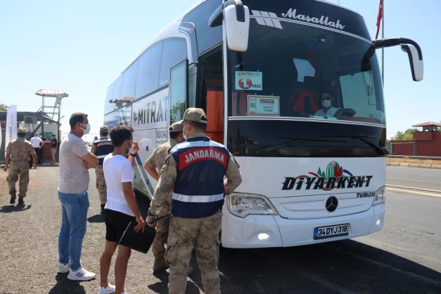 Diyarbakır'da yolcular şehrin çıkış noktalarında ikna edilip aşılanıyor