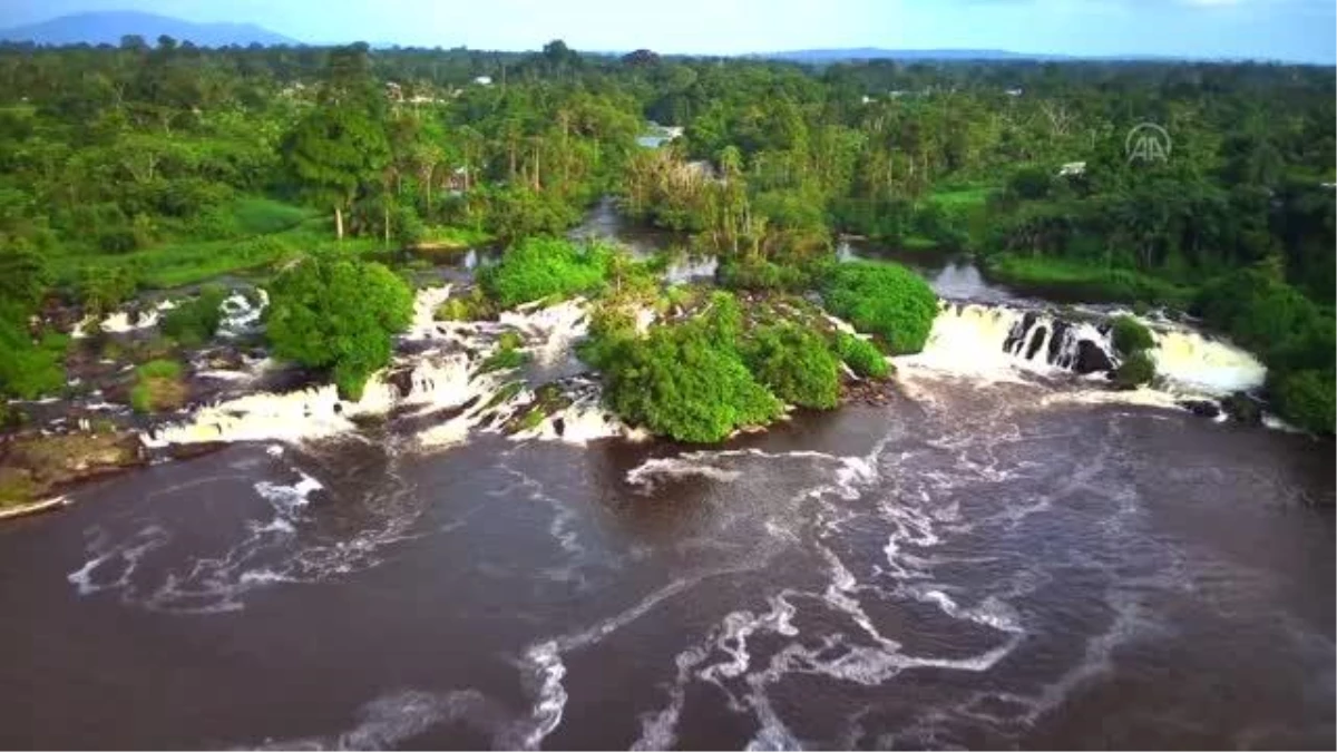(DRONE) Kamerun\'da Lobe Şelalesi eşsiz manzarasıyla ziyaretçilerini büyülüyor