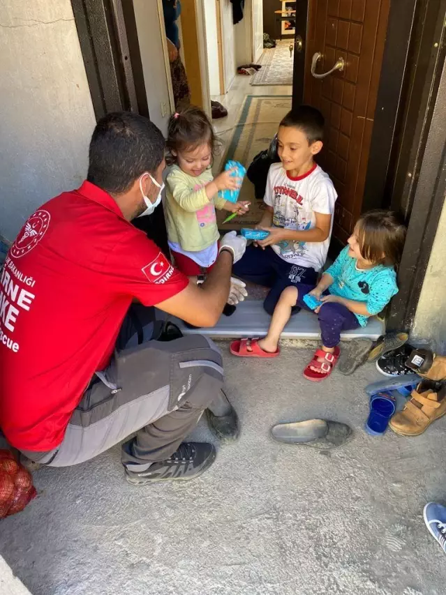 Edirne UMKE personeli, Kastamonu'da selden etkilenenlere sağlık hizmeti sunuyor