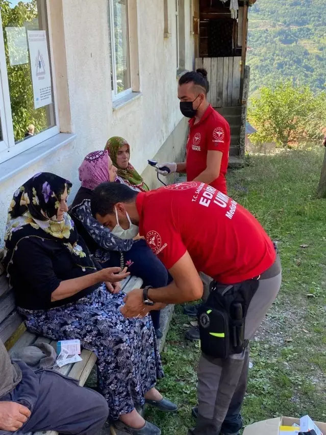 Edirne UMKE personeli, Kastamonu'da selden etkilenenlere sağlık hizmeti sunuyor