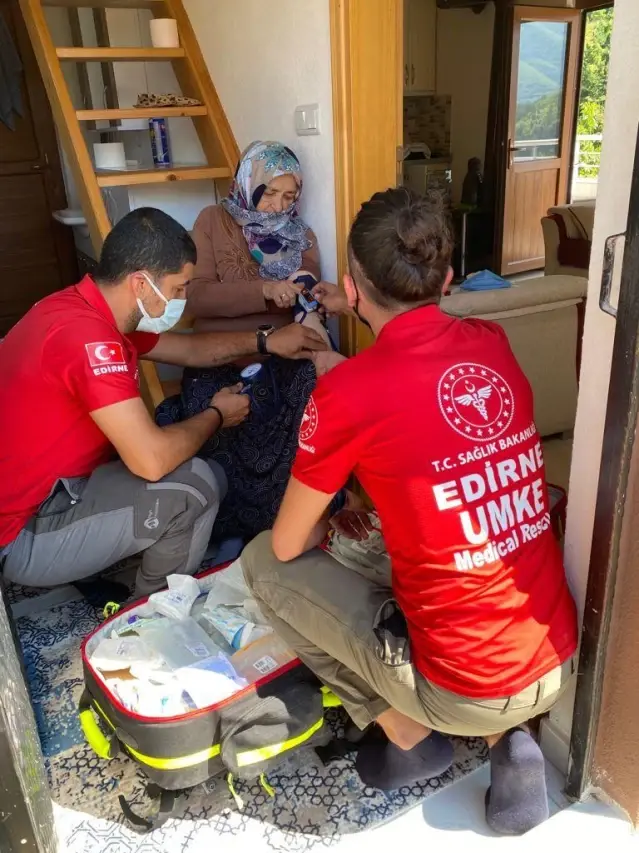 Edirne UMKE personeli, Kastamonu'da selden etkilenenlere sağlık hizmeti sunuyor