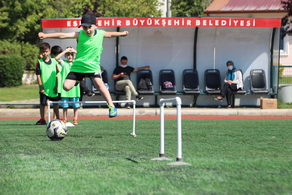 Eskişehir Büyükşehir Belediyesi\'nin çocuklar ve yetişkinler için açtığı yaz spor okullarında eğitimler devam ediyor