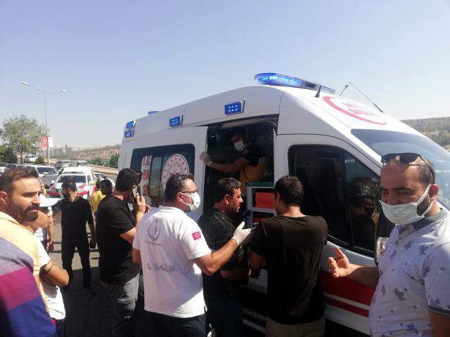 Freni boşalan iş makinesi, öğrenci servis minibüsü biçti! Olayda yaralılar var