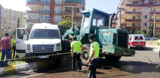Freni boşalan iş makinesi, öğrenci servis minibüsü biçti! Olayda yaralılar var