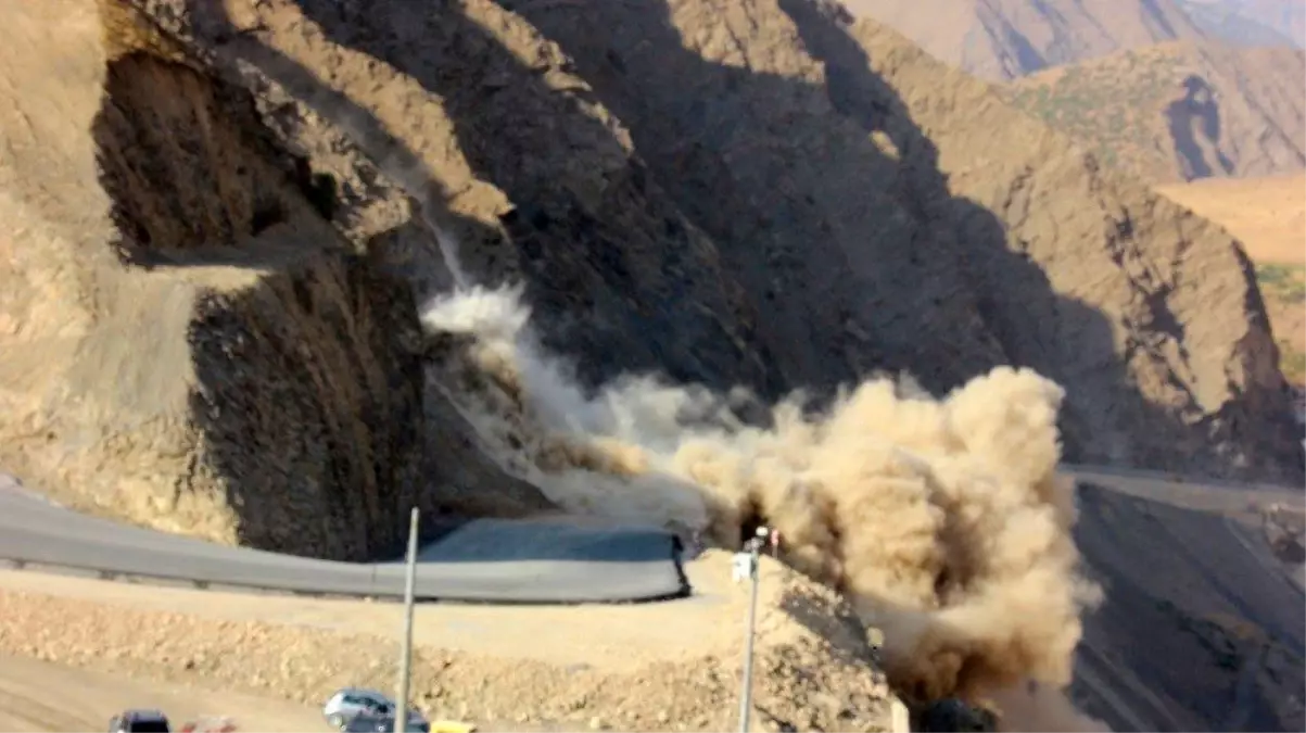Hakkari\'de yol çalışmasında dinamit patlatıldı