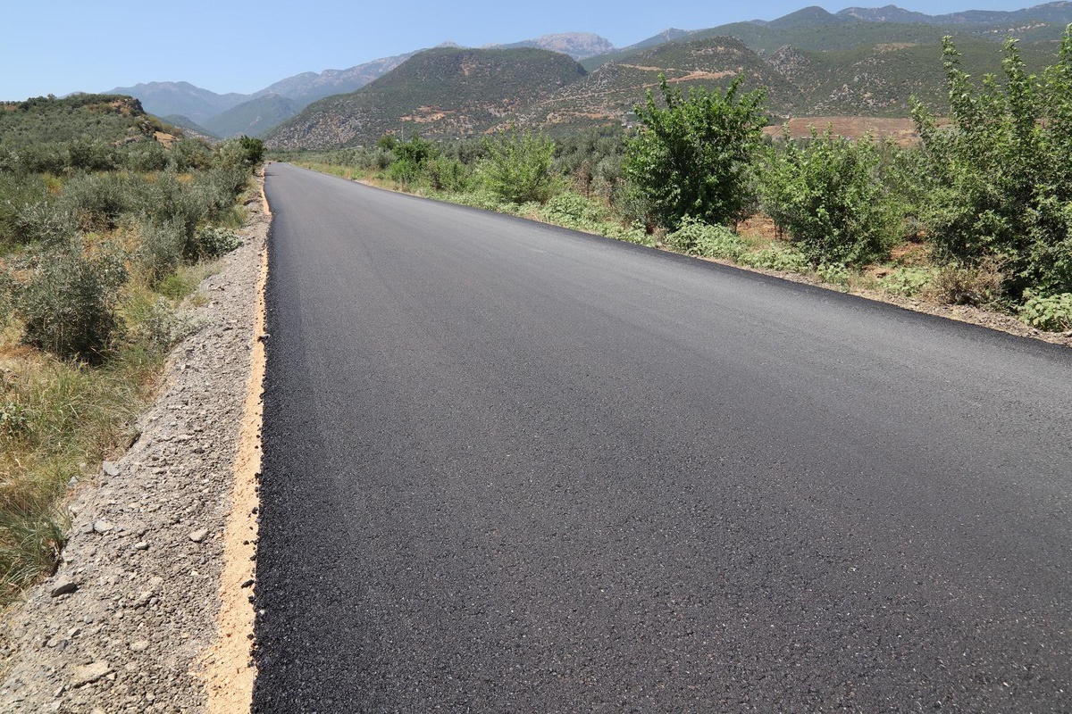 Hatay Büyükşehir Belediyesi, beton asfalt çalışmalarına ara vermeden devam ediyor