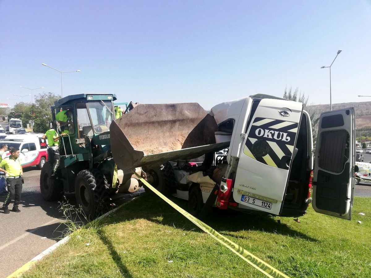 İş makinesi öğrenci servisini biçti: 13 yaralı
