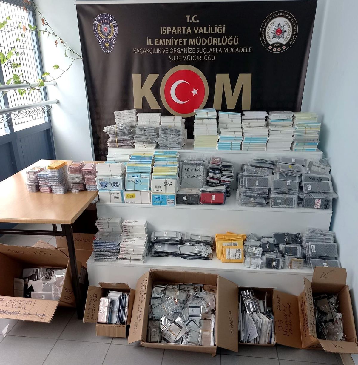 Isparta\'da 2 bin 389 adet gümrük kaçağı cep telefonu yedek parçası ele geçirildi