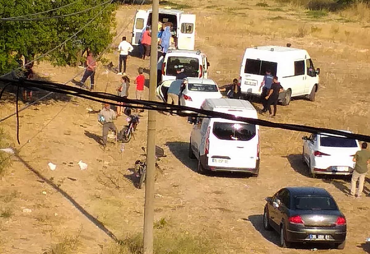İzmir\'de boş arazide erkek cesedi bulundu