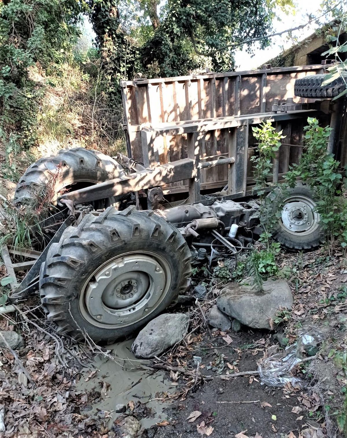 Son dakika: İzmir\'de şarampole devrilen traktörün sürücüsü öldü