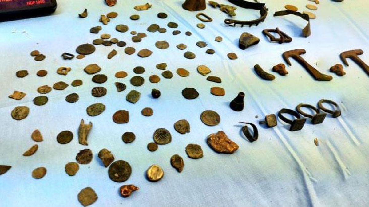 Kaçak kazı yaparken suçüstü yakalanan define avcısının iş yerinden tarih fışkırdı
