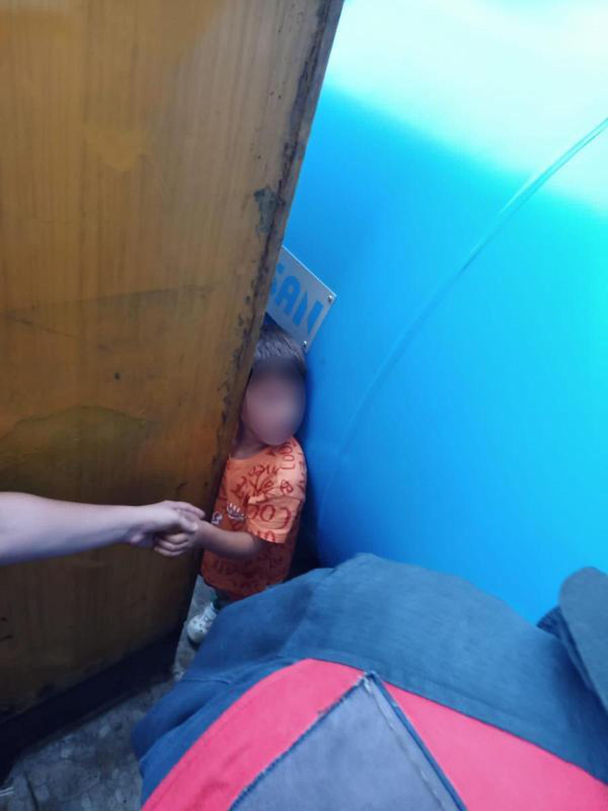 Kafası sıkışan çocuğu itfaiye kurtardı