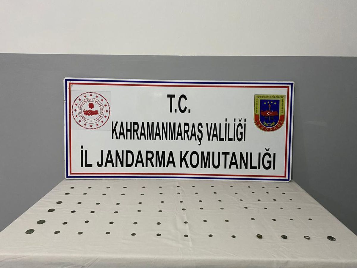 Kahramanmaraş\'ta tarihi eser niteliği taşıdığı değerlendirilen 88 sikke ile çeşitli objeler ele geçirildi