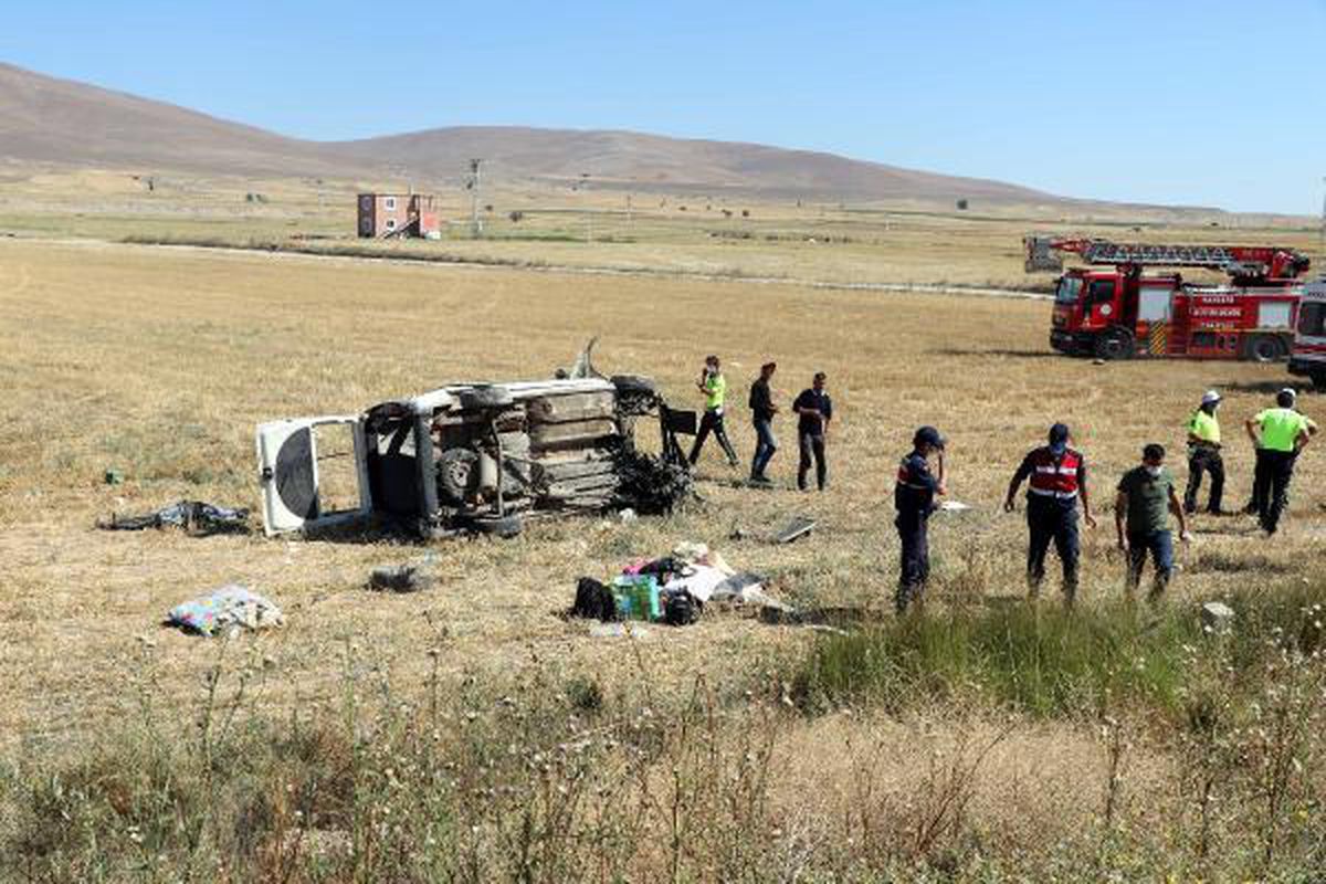 Son dakika: Kayseri\'de hafif ticari araç, şarampole devrildi: 3 ölü, 11 yaralı