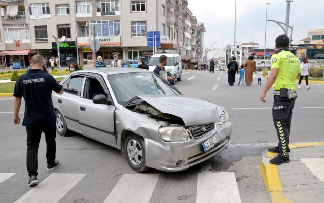 Kocaeli'de iki otomobil çarpıştı: 2 yaralı