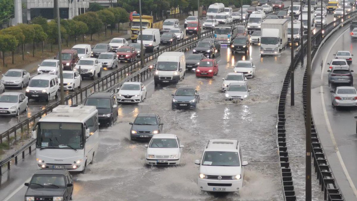 Kocaeli\'de sağanak hayatı olumsuz etkiledi