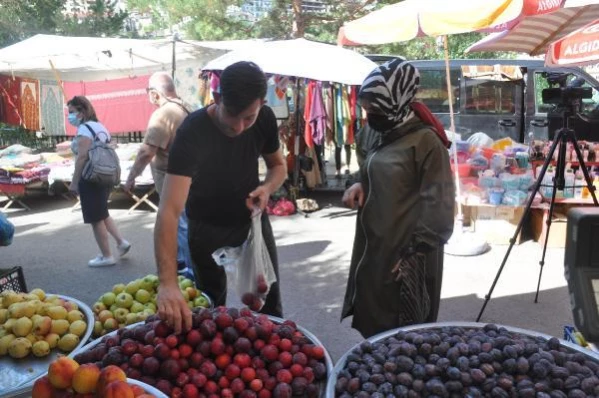 Konservatuvar öğrencisinden, pazar tezgahında keman resitali