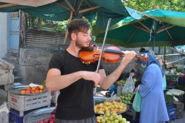 Konservatuvar öğrencisinden, pazar tezgahında keman resitali