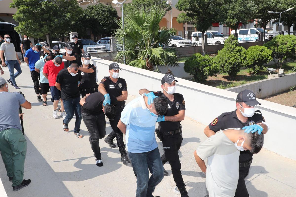 Son dakika haberi: Mersin\'de suç örgütlerine yönelik operasyonda yakalanan 12 şüpheliden 3\'ü tutuklandı