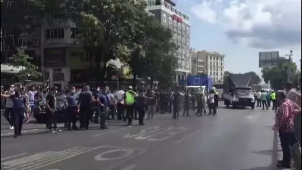 NAKLİYECİLER ORDU CADDESİ'NİN TRAFİĞE KAPATILMASINI PROTESTO ETTİ