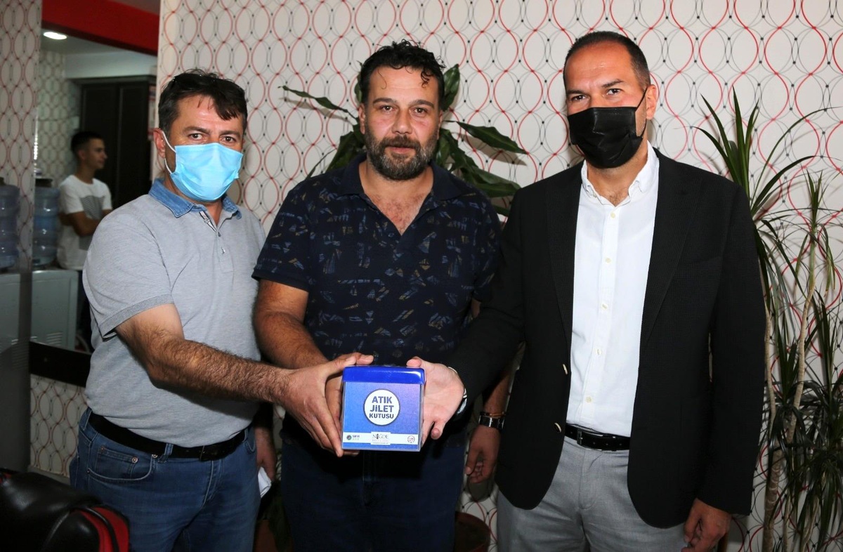 Niğde Belediyesi Berber ve Kuaförlere Atık Jilet Kutusu dağıttı