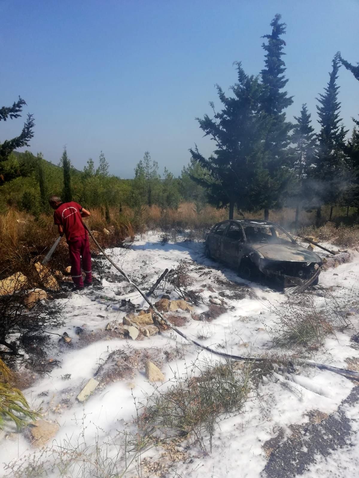 Otomobili saran alevler ormana sıçramadan söndürüldü