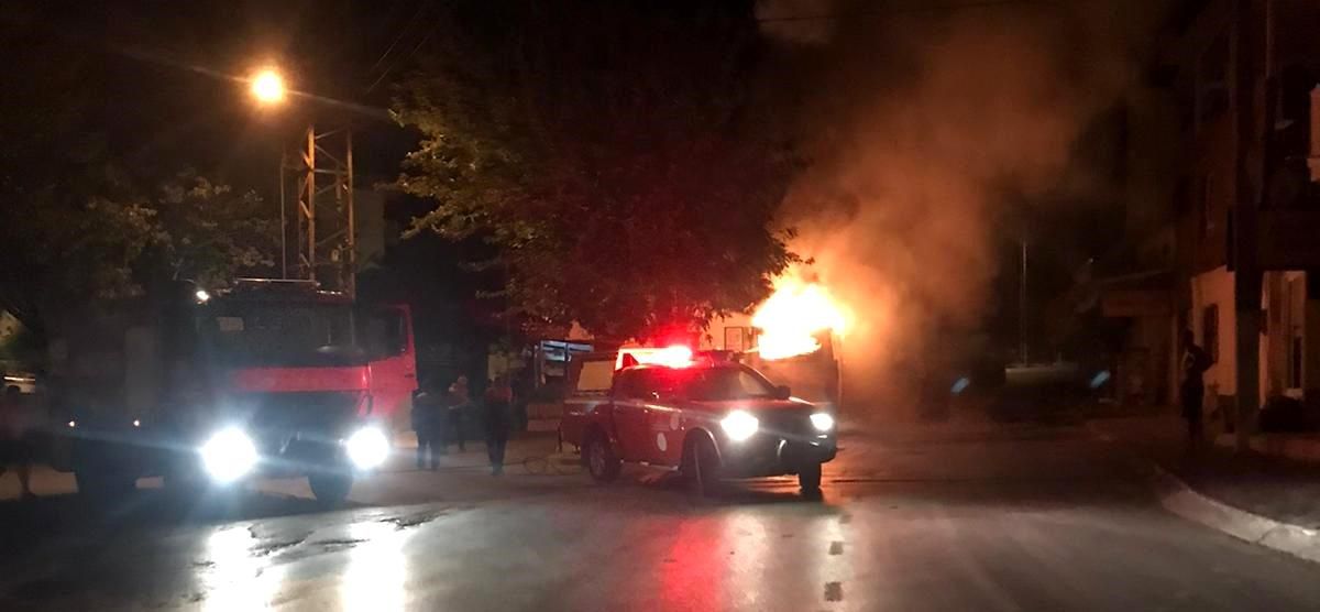 Park halindeki minibüs yanarak küle döndü