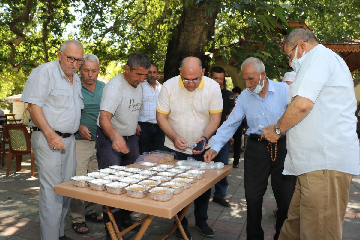Pozantı Belediyesi vatandaşlara aşure ikram etti