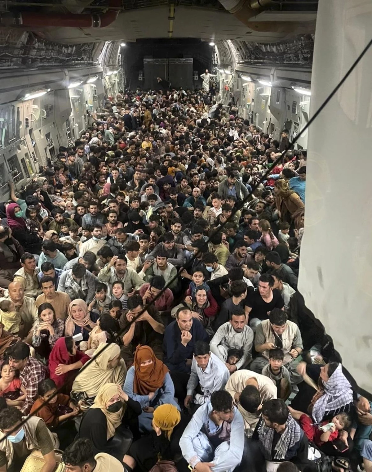 Rusya Araştırmaları Enstitüsü: "ABD\'ye ait 150 kişilik uçağa bindirilen 640 Afgan Uganda\'ya götürüldü"