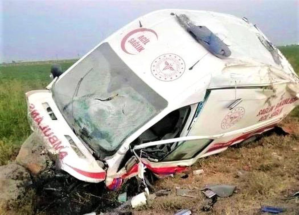 Son dakika haberleri: Şanlıurfa\'da ambulans devrildi: 1 ölü, 4 yaralı